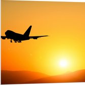 PVC Schuimplaat - Silhouet van Passagiers Vliegtuig Wegvliegend van Zonsondergang - 80x80 cm Foto op PVC Schuimplaat (Met Ophangsysteem)