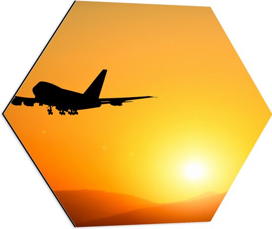 Dibond Hexagon - Silhouet van Passagiers Vliegtuig Wegvliegend van Zonsondergang - 60x52.2 cm Foto op Hexagon (Met Ophangsysteem)