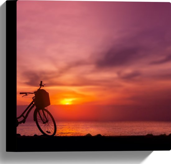 Canvas - Silhouet van Geparkeerde Fiets langs de Zee tijdens Zonsondergang - 30x30 cm Foto op Canvas Schilderij (Wanddecoratie op Canvas)