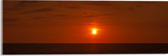 Acrylglas - Roodkleurige Zonsondergang aan de Horizon bij de Oceaan - 60x20 cm Foto op Acrylglas (Met Ophangsysteem)
