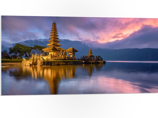 PVC Schuimplaat - Gouden Lagen Pura Ulun Danu Bratan Tempel langs het Meer in Indonesië - 100x50 cm Foto op PVC Schuimplaat (Met Ophangsysteem)