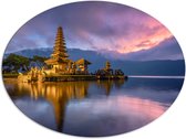 Dibond Ovaal - Gouden Lagen Pura Ulun Danu Bratan Tempel langs het Meer in Indonesië - 108x81 cm Foto op Ovaal (Met Ophangsysteem)