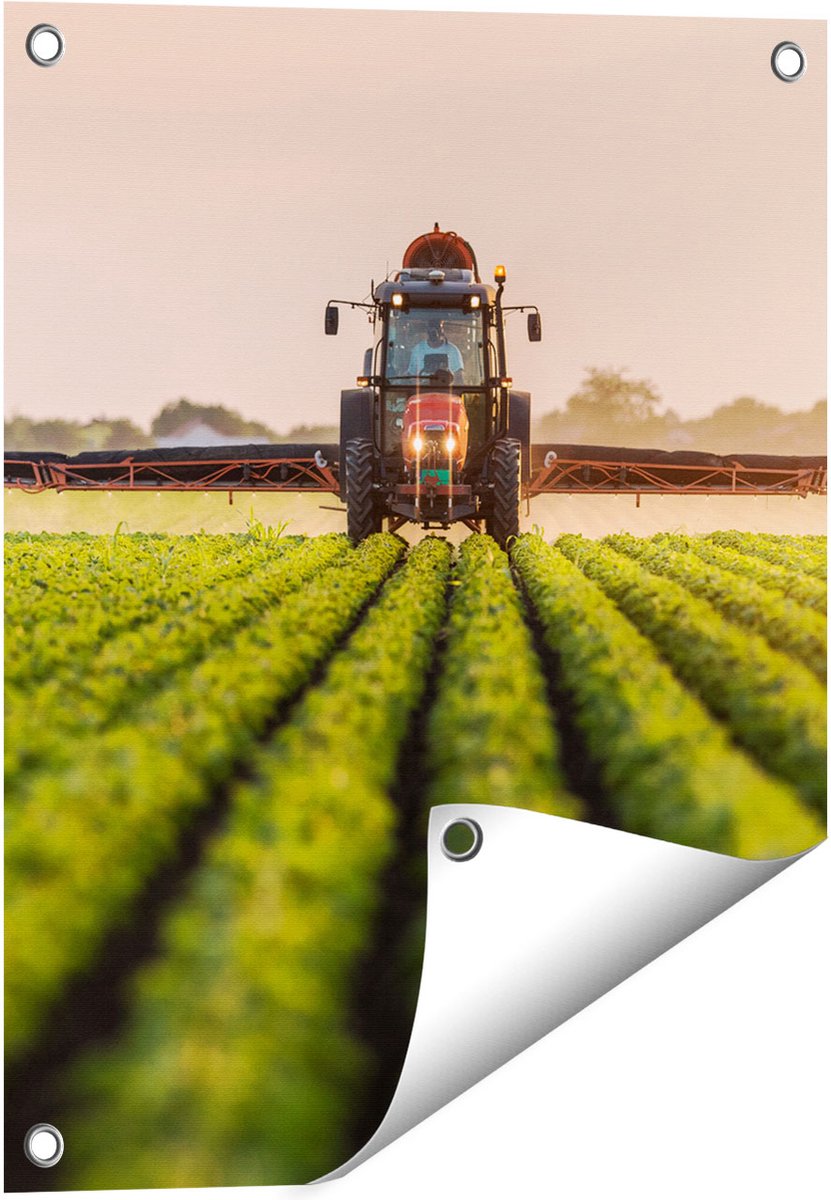 Gards Tuinposter Rode Tractor op het Veld aan het Sproeien - 40x50 cm - Tuindoek - Tuindecoratie - Wanddecoratie buiten - Tuinschilderij Multikleur
