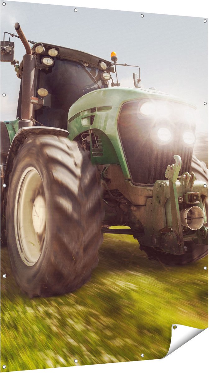 Gards Tuinposter Tractor op het Gras - Trekker - 120x180 cm - Tuindoek - Tuindecoratie - Wanddecoratie buiten - Tuinschilderij Multikleur