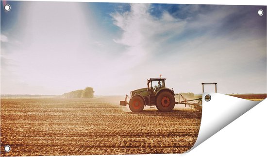 Gards Tuinposter Tractor op het Veld - Trekker - 80x40 cm - Tuindoek - Tuindecoratie - Wanddecoratie buiten - Tuinschilderij