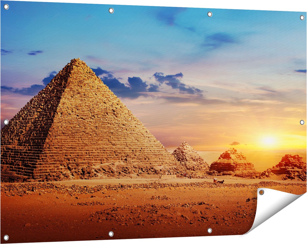 Gards Tuinposter Egyptische Piramides in de Woestijn - 120x80 cm - Tuindoek - Tuindecoratie - Wanddecoratie buiten - Tuinschilderij Multikleur