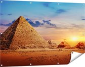 Gards Tuinposter Egyptische Piramides in de Woestijn - 120x80 cm - Tuindoek - Tuindecoratie - Wanddecoratie buiten - Tuinschilderij