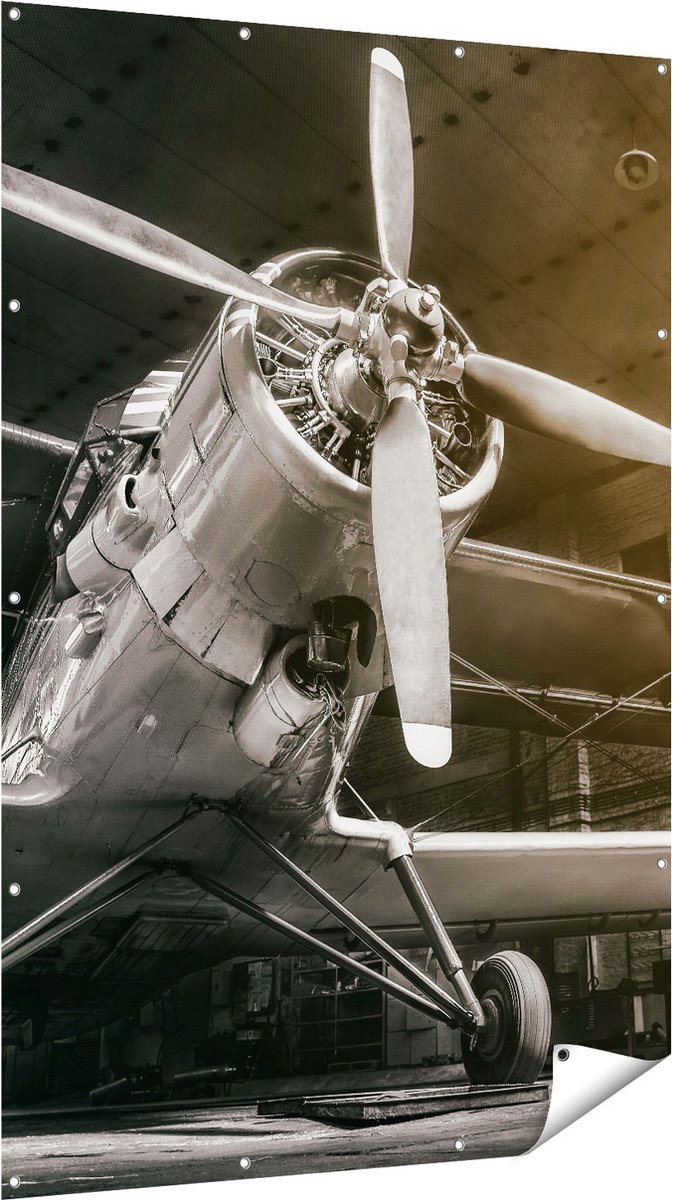 Gards Tuinposter Oud Vliegtuig in een Hangar - Zwart Wit - 120x180 cm - Tuindoek - Tuindecoratie - Wanddecoratie buiten - Tuinschilderij Multikleur