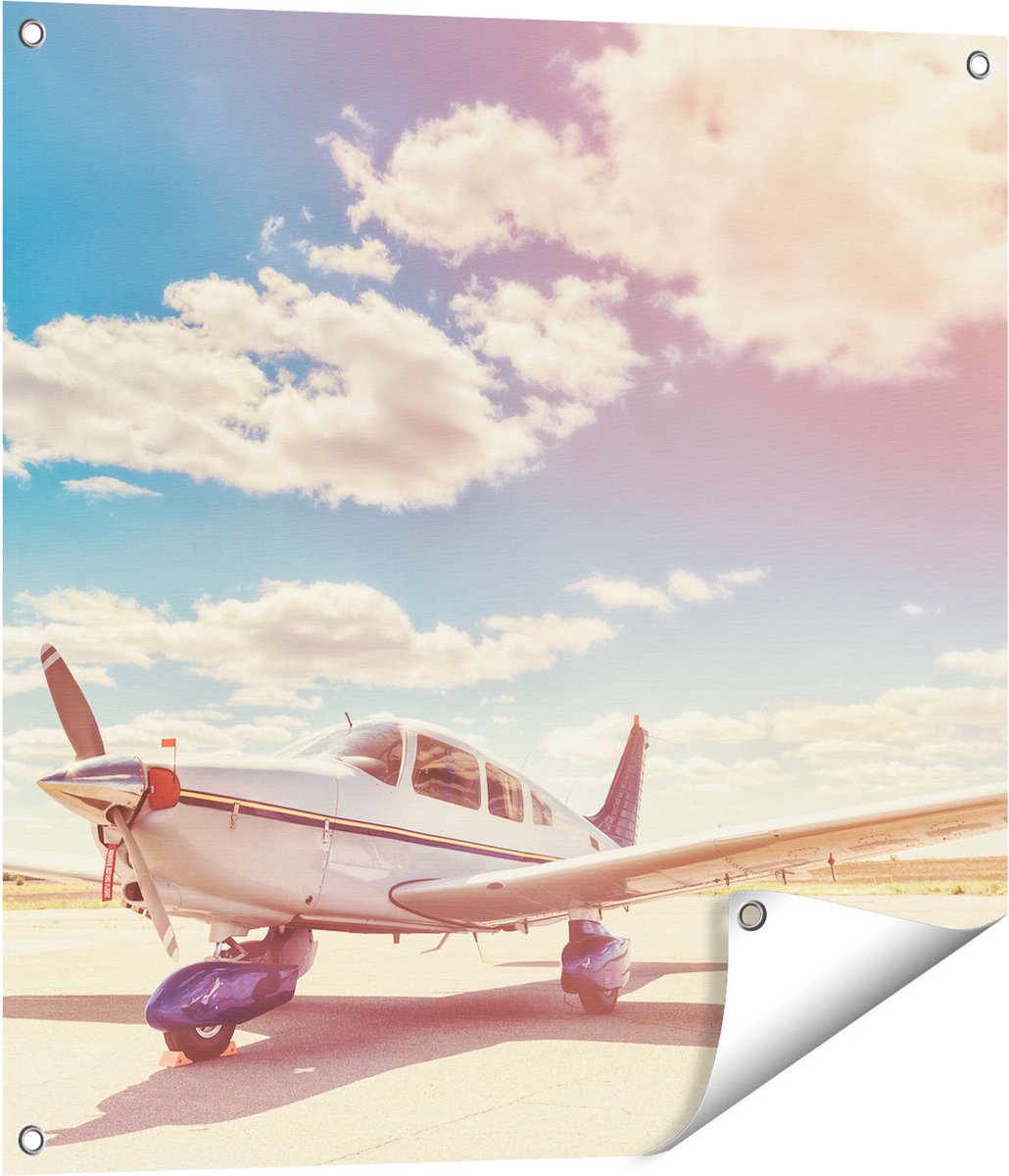 Gards Tuinposter Gelande Vliegtuig op de Luchthaven - 70x70 cm - Tuindoek - Tuindecoratie - Wanddecoratie buiten - Tuinschilderij Multikleur