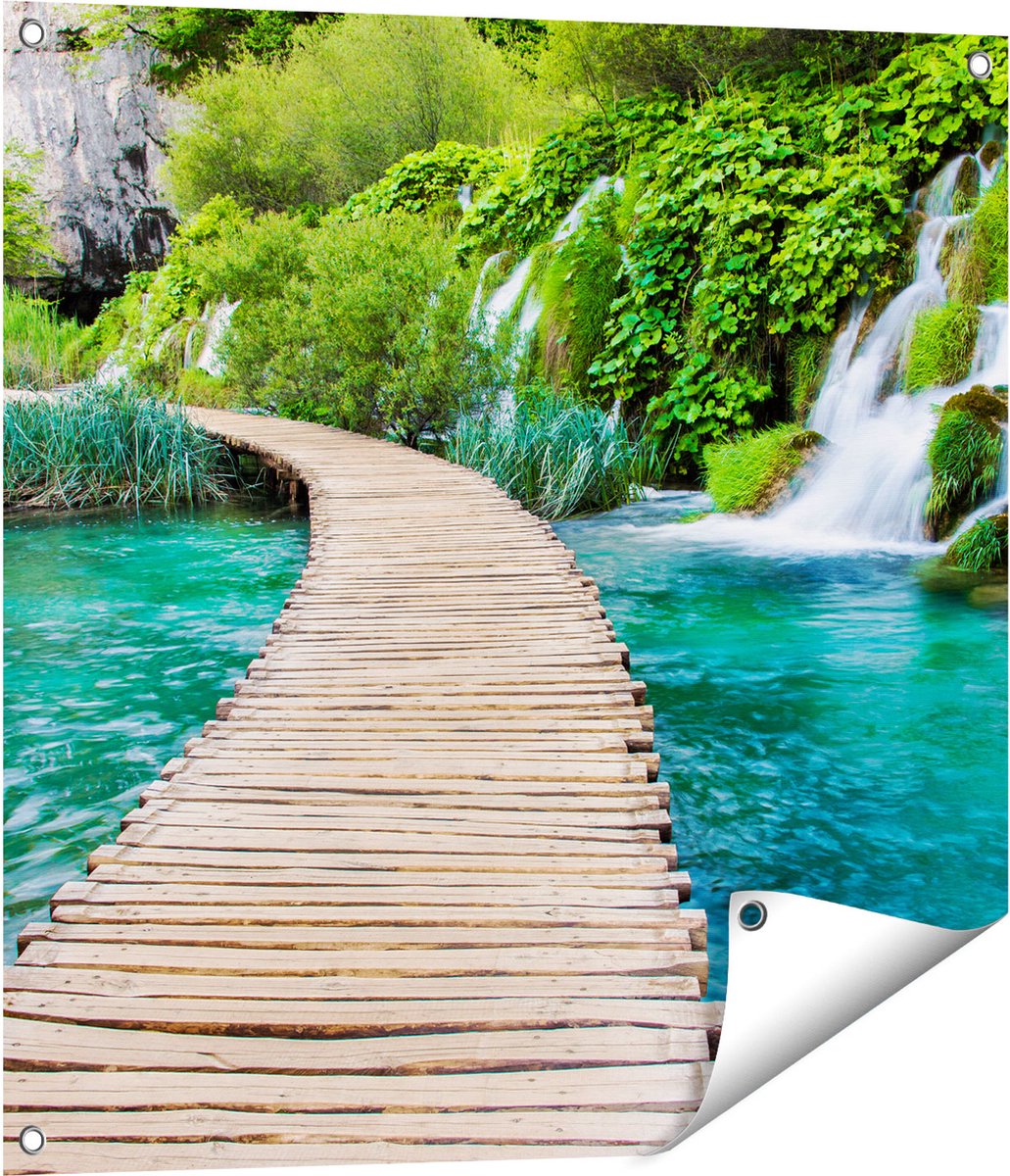 Gards Tuinposter Houten Pad op het Water bij de Watervallen - 70x70 cm - Tuindoek - Tuindecoratie - Wanddecoratie buiten - Tuinschilderij Multikleur