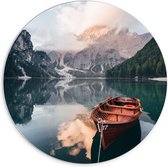 PVC Schuimplaat Muurcirkel - Houten Vissersboot Dobberend op Meer tussen de Bergen - 70x70 cm Foto op Muurcirkel (met ophangsysteem)