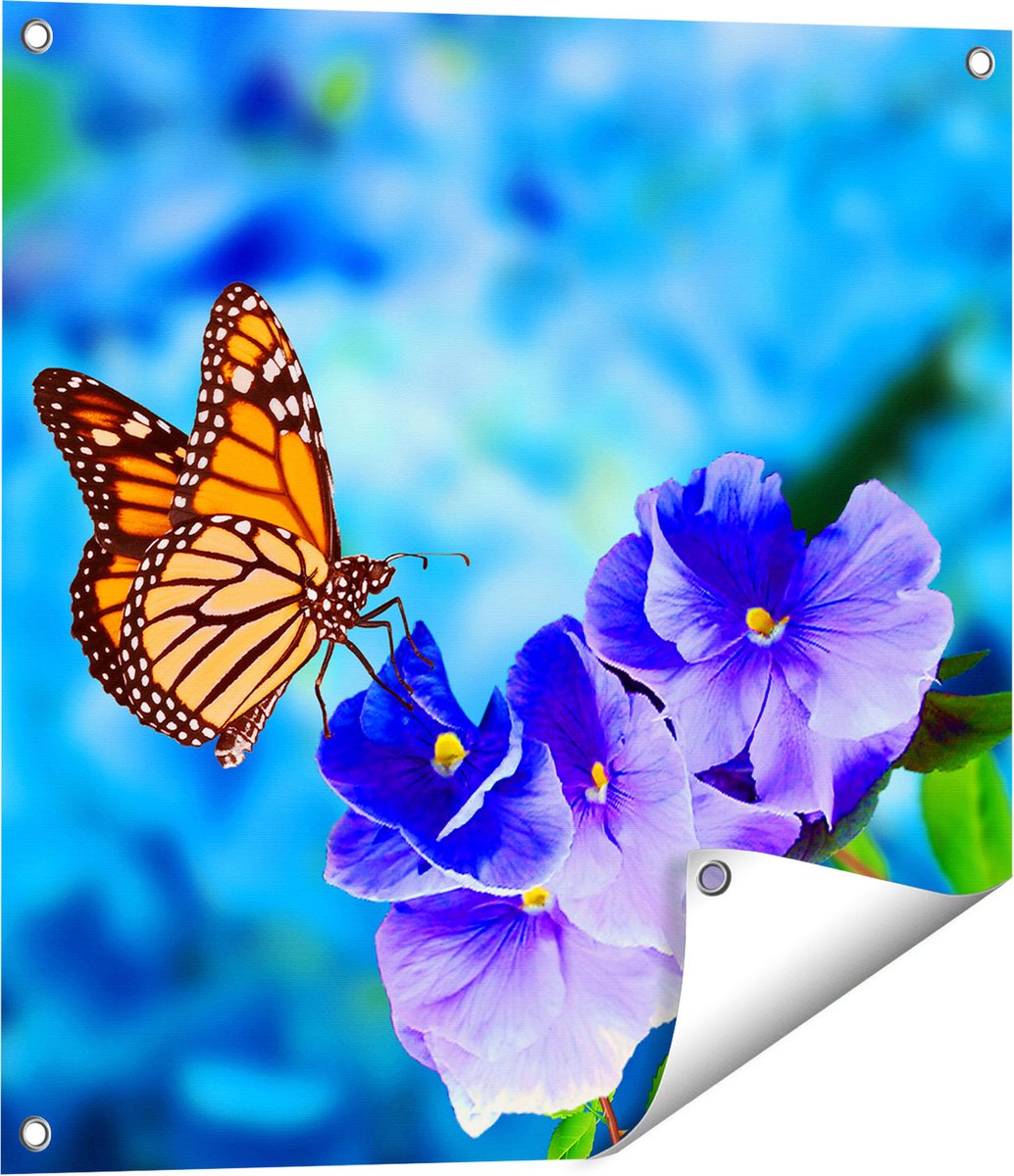 Gards Tuinposter Oranje Vlinder bij Paarse Bloemen - 60x60 cm - Tuindoek - Tuindecoratie - Wanddecoratie buiten - Tuinschilderij Multikleur