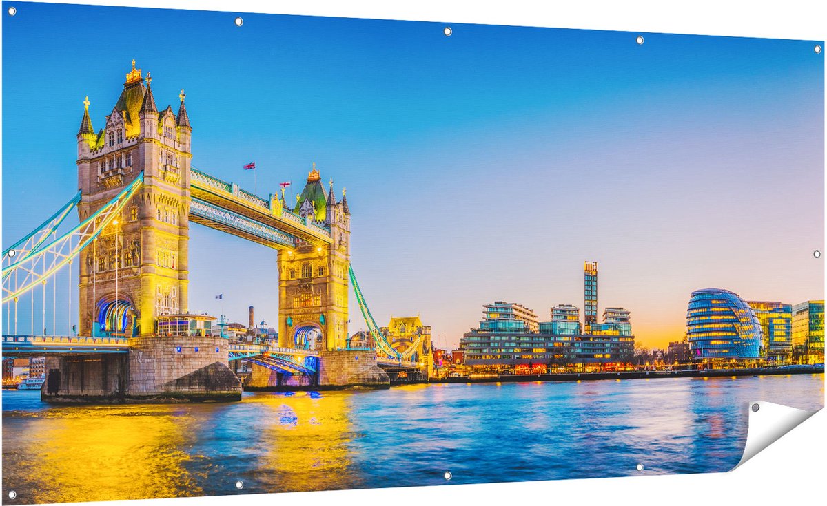 Gards Tuinposter Tower Bridge in Londen met Verlichting - 200x100 cm - Tuindoek - Tuindecoratie - Wanddecoratie buiten - Tuinschilderij Multikleur