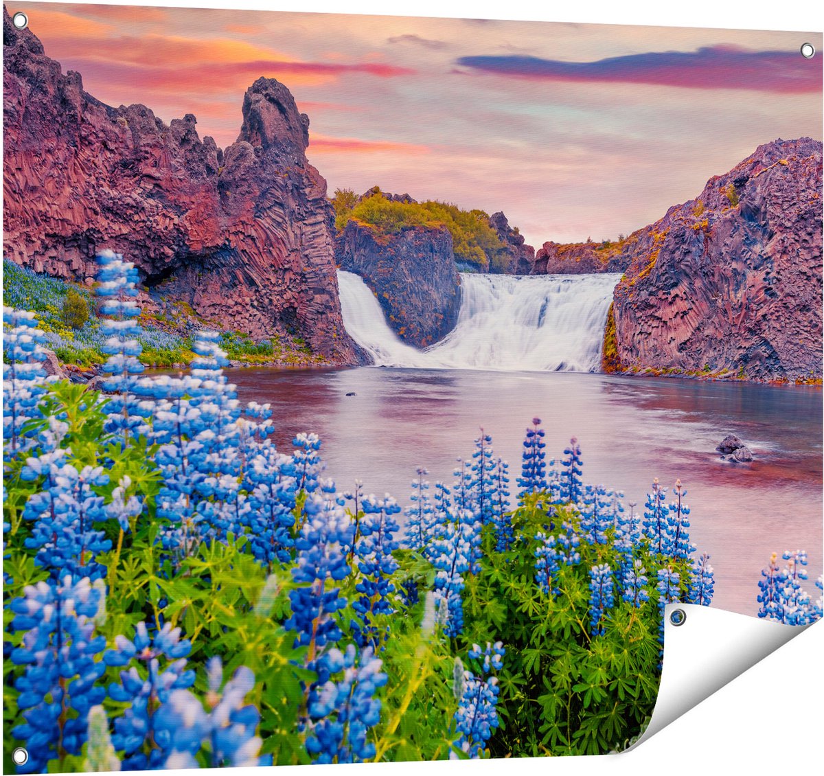 Gards Tuinposter Waterval met Blauwe Lupine Bloemen - 100x80 cm - Tuindoek - Tuindecoratie - Wanddecoratie buiten - Tuinschilderij Multikleur