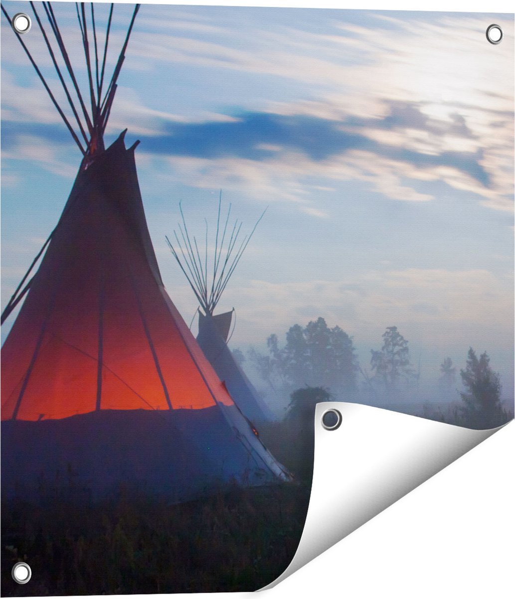 Gards Tuinposter Indianen Tipi in de Nacht tijdens de Mist - 50x50 cm - Tuindoek - Tuindecoratie - Wanddecoratie buiten - Tuinschilderij Multikleur