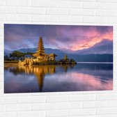 Muursticker - Gouden Lagen Pura Ulun Danu Bratan Tempel langs het Meer in Indonesië - 105x70 cm Foto op Muursticker