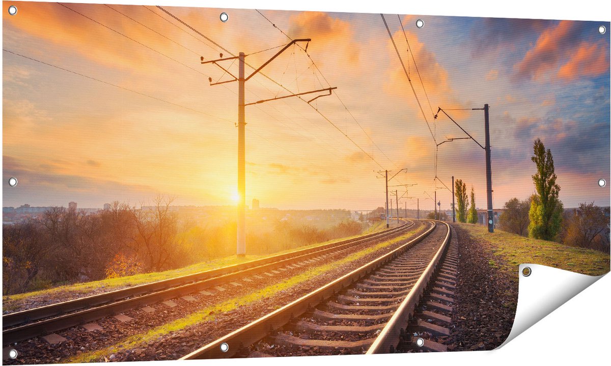 Gards Tuinposter Rails Spoorweg bij Zonsondergang - 140x70 cm - Tuindoek - Tuindecoratie - Wanddecoratie buiten - Tuinschilderij Multikleur