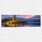 Muursticker - Gouden Lagen Pura Ulun Danu Bratan Tempel langs het Meer in Indonesië - 120x40 cm Foto op Muursticker