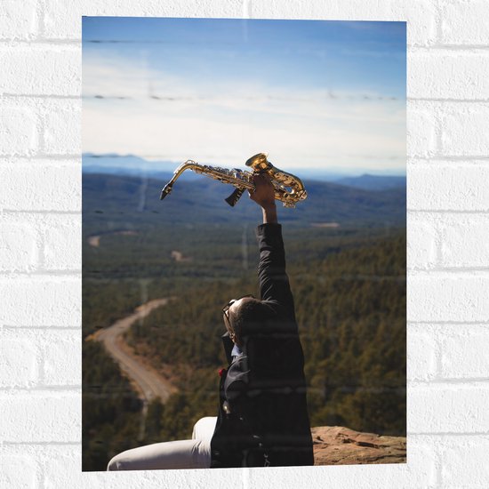 Muursticker - Man met Trompet aan de Rand van Cliff met Uitzicht - 40x60 cm Foto op Muursticker