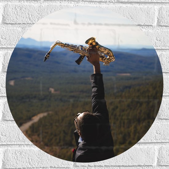 Muursticker Cirkel - Man met Trompet aan de Rand van Cliff met Uitzicht - 50x50 cm Foto op Muursticker