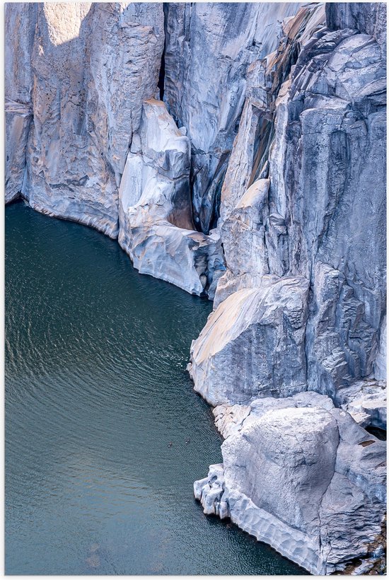 WallClassics - Poster (Mat) - Hoge Witte Cliff aan de Rand van Stromend Water - 50x75 cm Foto op Posterpapier met een Matte look