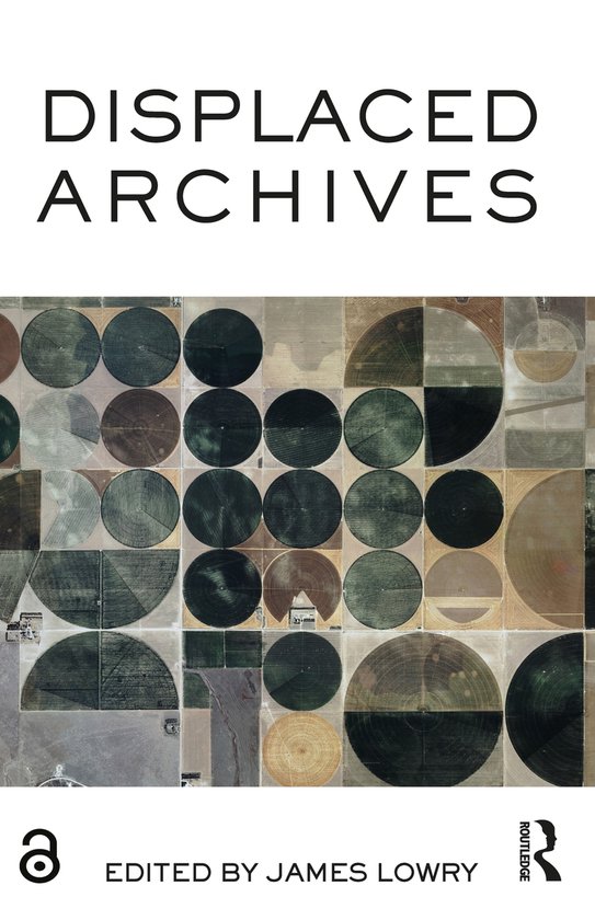 Boekomslag met de titel 'DISPLACED ARCHIVES'. De afbeelding toont een luchtfoto van cirkelvormige irrigatiepatronen in velden.