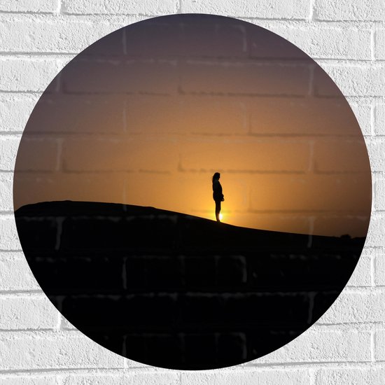 WallClassics - Muursticker Cirkel - Silhouet Persoon op een Berg - 70x70 cm Foto op Muursticker