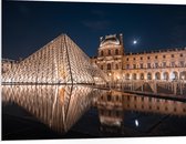 PVC Schuimplaat- Verlicht Louvre in Parijs, Frankrijk - 100x75 cm Foto op PVC Schuimplaat