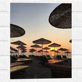 WallClassics - Muursticker - Strand met Ligbedden en Rieten Parasols - 30x40 cm Foto op Muursticker