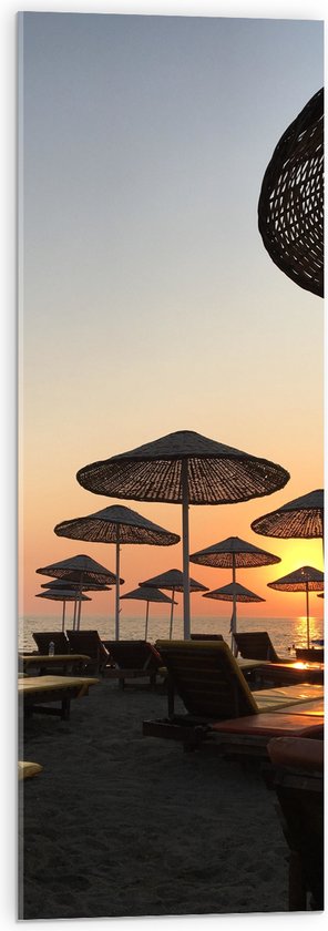 WallClassics - Acrylglas - Strand met Ligbedden en Rieten Parasols - 30x90 cm Foto op Acrylglas (Wanddecoratie op Acrylaat)