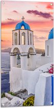Tuinposter – Traditionele Torentjes met Blauwe Details aan de Kust van Santorini - 50x100 cm Foto op Tuinposter (wanddecoratie voor buiten en binnen)