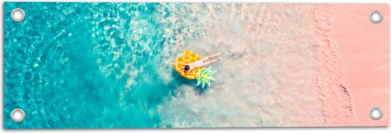 Tuinposter – Bovenaanzicht van Vrouw Liggend op Floatie in Heldere Oceaan - 60x20 cm Foto op Tuinposter (wanddecoratie voor buiten en binnen)