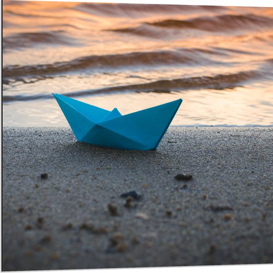 Dibond - Blauwe Papieren Origami Bootje Aangespoeld op het Strand tijdens Opkomende Zon - 80x80 cm Foto op Aluminium (Wanddecoratie van metaal)