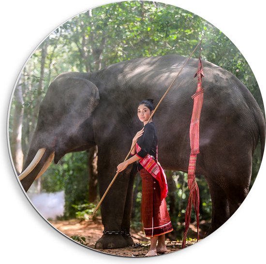 PVC Schuimplaat Muurcirkel - Aziatische Vrouw bij Olifant in het Bos - 40x40 cm Foto op Muurcirkel (met ophangsysteem)