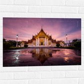 Muursticker - Boeddhistische Wat Benchamabophit Tempel met Gouden Details in Bangkok, Thailand - 75x50 cm Foto op Muursticker