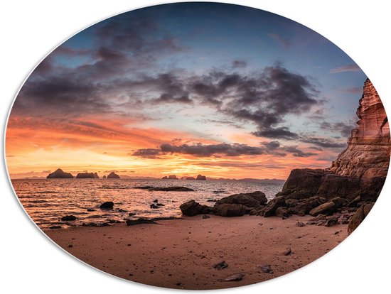 PVC Schuimplaat Ovaal - Donkere Wolken in de Lucht boven de Zee en het Strand tijdens Zonsondergang - 80x60 cm Foto op Ovaal (Met Ophangsysteem)