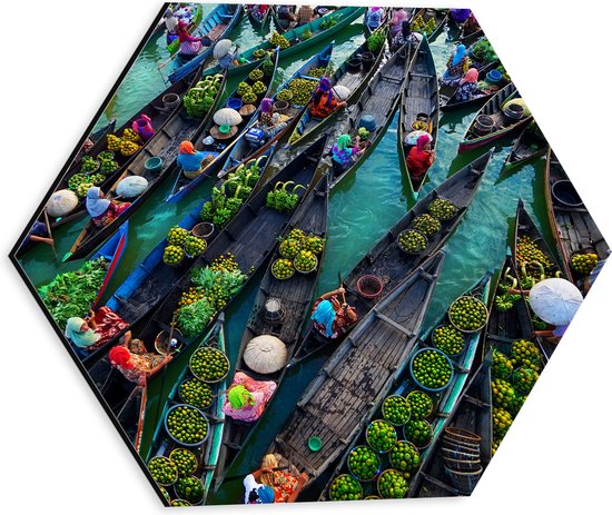 Dibond Hexagon - Drijvende markt op Boten in Vietnam - 30x26.1 cm Foto op Hexagon (Met Ophangsysteem)