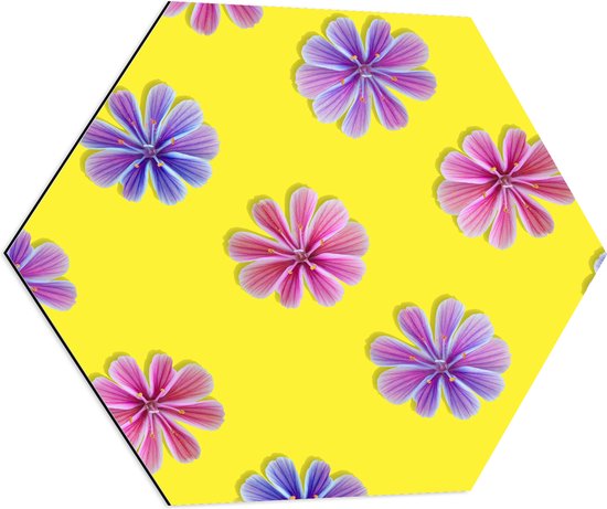 Dibond Hexagon - Paars en Roze Bloemetjes Patroon op Gele Achtergrond - 70x60.9 cm Foto op Hexagon (Met Ophangsysteem)