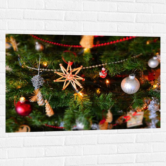 Muursticker - Verschillende Ornamenten en Kerstballen in Kerstboom - 105x70 cm Foto op Muursticker
