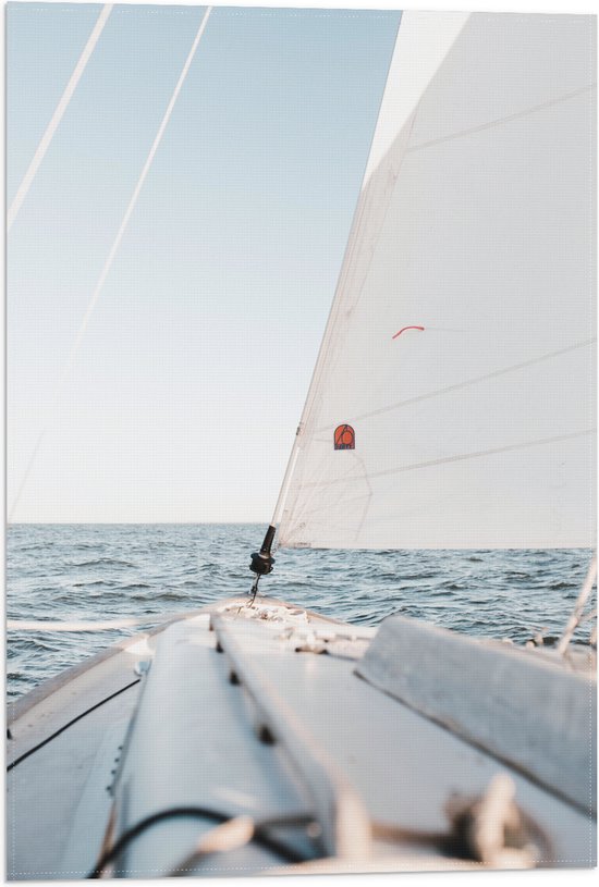 Vlag - Witte Zeilboot over de Golven van de Zee op Zonnige Dag - 40x60 cm Foto op Polyester Vlag