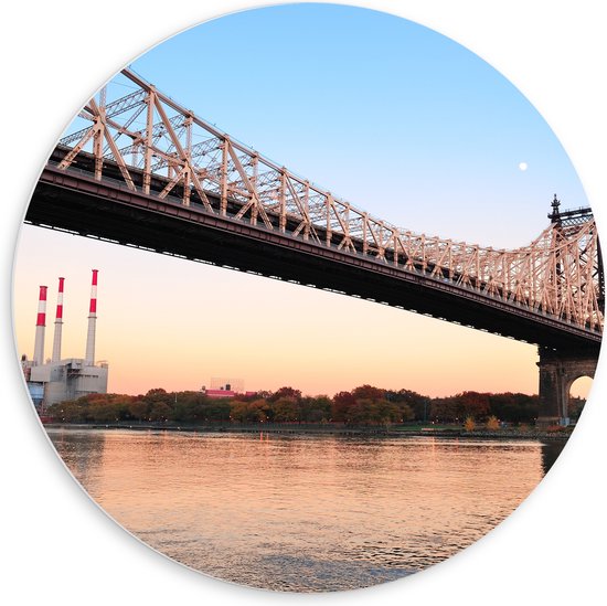 PVC Schuimplaat Muurcirkel - Roosevelt Island Hefbrug in New York City op Zonnige Dag - 60x60 cm Foto op Muurcirkel (met ophangsysteem)