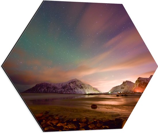 Dibond Hexagon - Strand in Noorwegen tijdens een Heldere Nacht Vol Sterren - 60x52.2 cm Foto op Hexagon (Met Ophangsysteem)