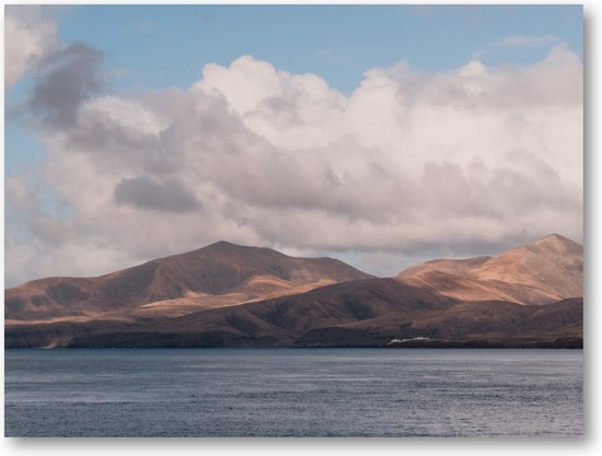 Heuvels, wolken en zee - Lanzarote - Fotoposter 40x30