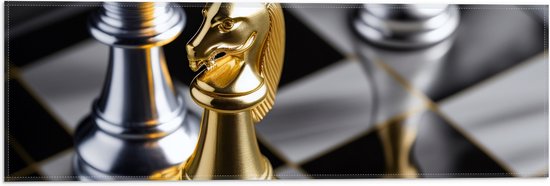 Vlag - Foto van Drie Gouden en Zilveren Schaakstukken op Schaakbord - 60x20 cm Foto op Polyester Vlag