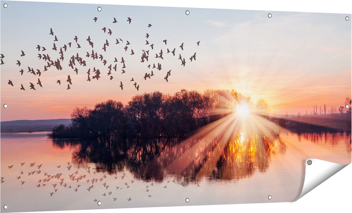 Gards Tuinposter Groep Vogels Boven de Meer met Zonsondergang - 160x80 cm - Tuindoek - Tuindecoratie - Wanddecoratie buiten - Tuinschilderij Multikleur