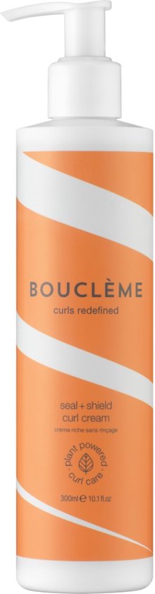 Flacon pompe blanc à rayures diagonales orange et blanches. Bouclème, curls redefined.