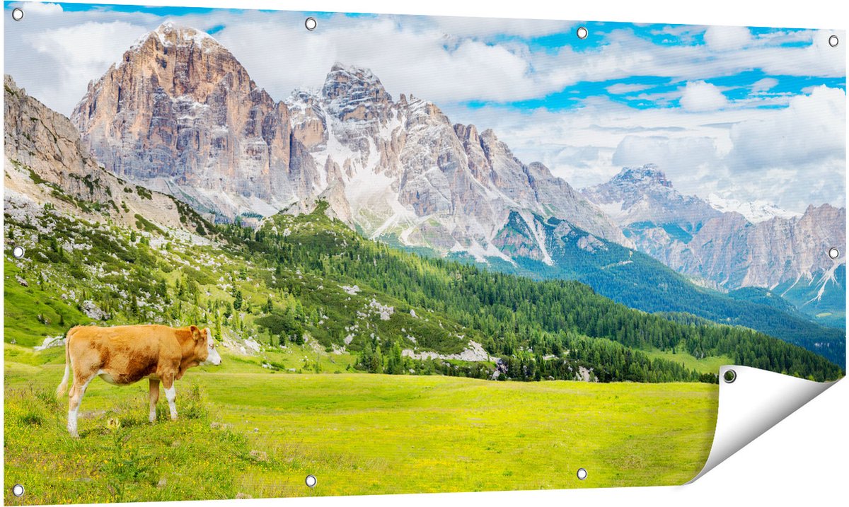 Gards Tuinposter Bruine Koe in de Wei in de Bergen - 140x70 cm - Tuindoek - Tuindecoratie - Wanddecoratie buiten - Tuinschilderij Multikleur
