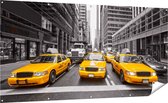 Gards Tuinposter New York Gele Taxi's - Zwart Wit - 200x100 cm - Tuindoek - Tuindecoratie - Wanddecoratie buiten - Tuinschilderij