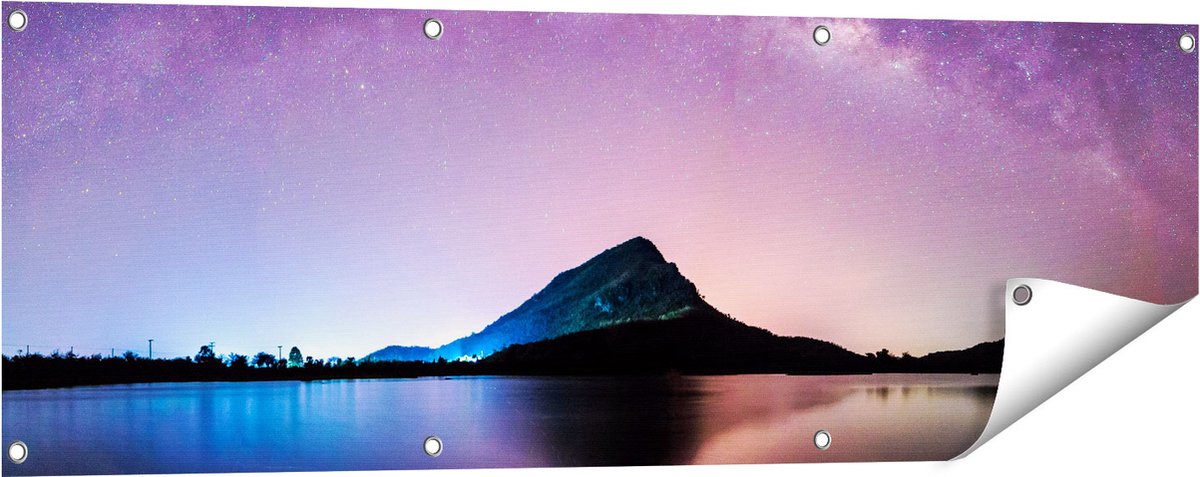Gards Tuinposter Melkweg bij een Berg in Thailand - 120x40 cm - Tuindoek - Tuindecoratie - Wanddecoratie buiten - Tuinschilderij Multikleur