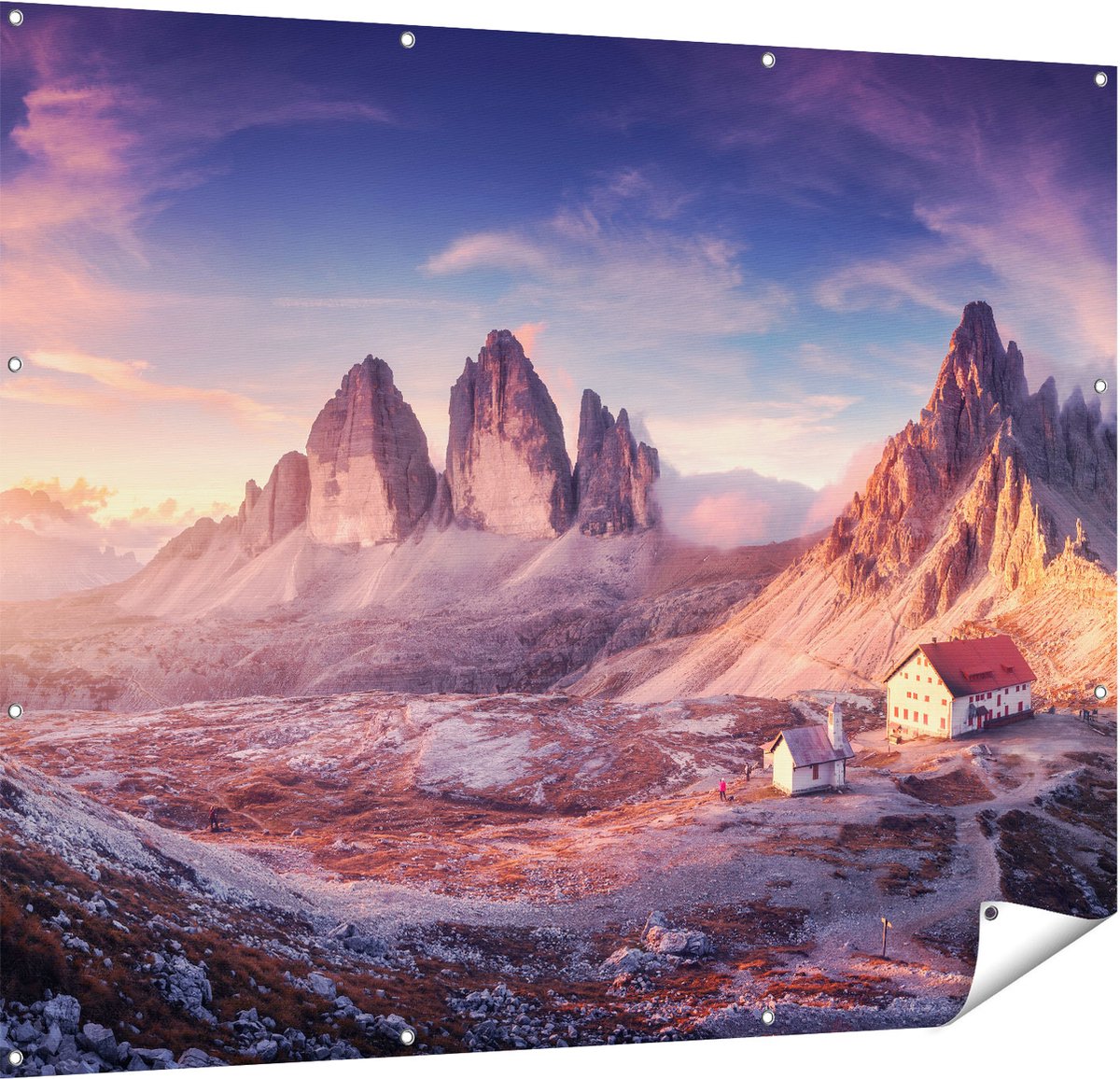 Gards Tuinposter Huisje met een Kerk in de Bergen - 150x120 cm - Tuindoek - Tuindecoratie - Wanddecoratie buiten - Tuinschilderij Multikleur